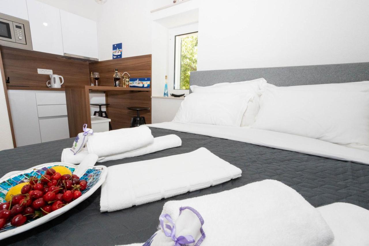 APARTMENT LORY- BRAND NEW ,ON SEA PROMENADE,BEACHFRONT,GARAGE,WiFi,TERRACE OVERLOOKING SEA Baška Voda Exterior foto
